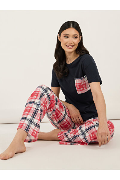 Styli طقم بيجامة وتي شيرت بطبعة مربعات وجيب منسدل على الكتف