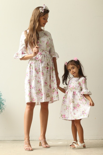 KÜÇÜĞÜM BUTİK Λευκό φόντο Ροζ μωβ λουλουδάτο μπράτσο με βολάν Ποπλίνα Mother Daughter Combination (ΜΟΝΟ ΠΩΛΕΙΤΑΙ)