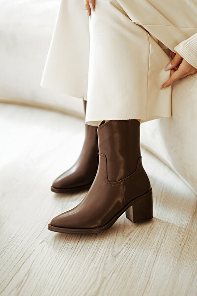 Marjin Kadın Fermuarlı Sivri Burun Kalın Topuklu Bot Tasim Kahve