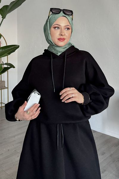 InStyle بدلة سوداء مع تنورة سويت بأكمام بالون