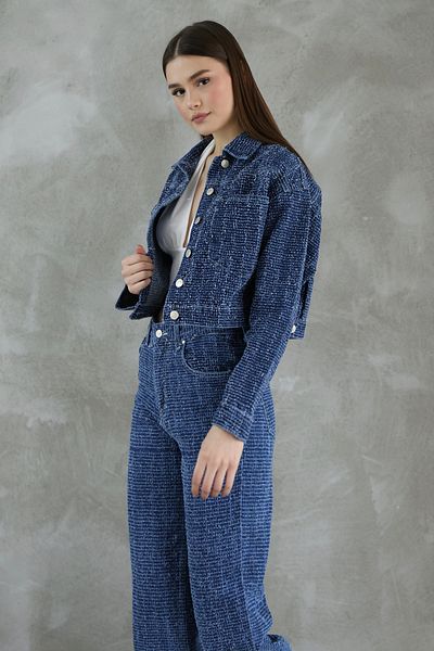 Trendyol Collection Blaue strukturierte Crop-Jeansjacke TWOSS25CE00030