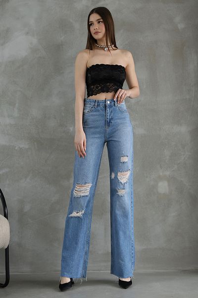 Trendyol Collection Blaue, gerüschte Jeans mit zerrissenen Details und Ausschnitten an den Beinen TWOSS25JE00138