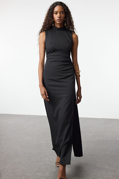 Trendyol Collection Czarna tkana sukienka wieczorowa z głębokim dekoltem na plecach Tpraw25Ae00002