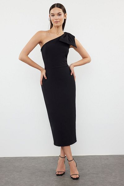 Trendyol Collection Schwarzes, figurbetontes, einschultriges, gewebtes Midi-Abendkleid mit Schleifendetail, Nachtabendkleid TPRSS24EL00258