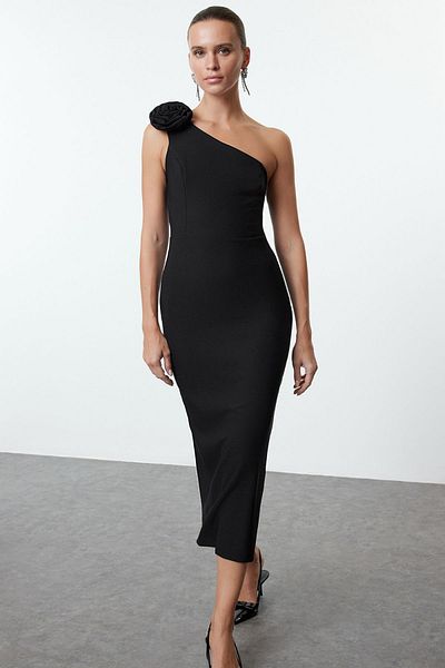 Trendyol Collection Detail černé růže Tkané midi šaty s jedním rukávem Tpraw25El00078