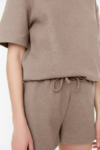 Trendyol Collection Bézs gofri szövet kötött pizsama szett rövidnadrággal THMSS22PT0524