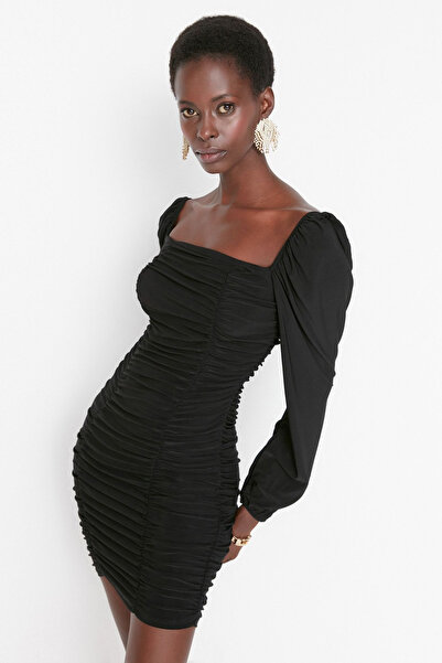 Trendyol Collection Detailní pletené elegantní mini večerní šaty s černým závěsem TPRAW22EL1392