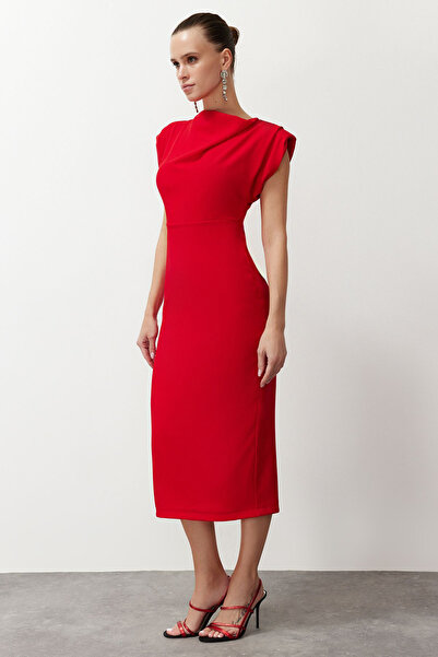 Trendyol Collection Rotes, figurbetontes, gewebtes, stilvolles Abendkleid mit Degaje-Kragen TPRSS24EL00156