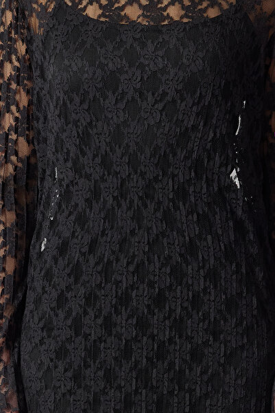 Trendyol Collection Černé přiléhavé krajkové stylové midi večerní šaty noční promoce TPRAW25EL00004