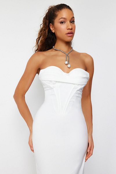 Trendyol Collection Svatební bílé na tělo Tkané lemované svatební/Nikah elegantní večerní šaty TPRSS24EL00070