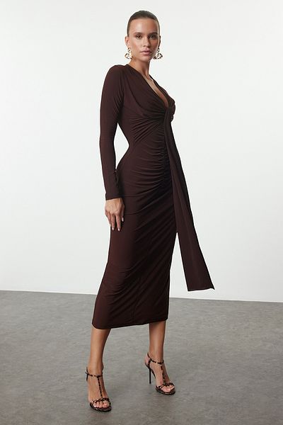 Trendyol Collection Hnědé vypasované stylové šaty s výstřihem do V Tpraw25El00043