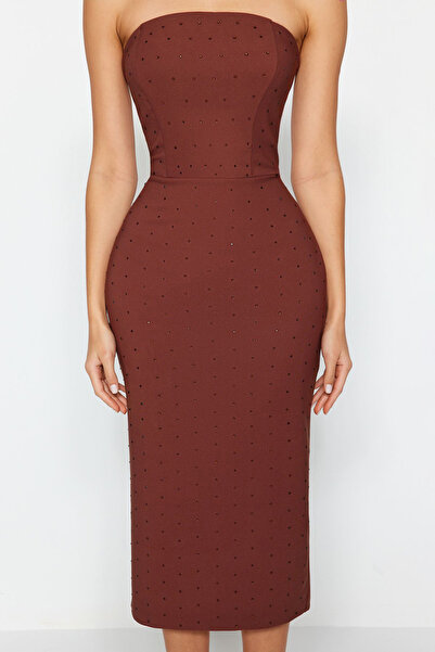 Trendyol Collection Hnědé tkané večerní šaty s lesklým kamenným detailem – podšité a vypasované Tprss23El00476