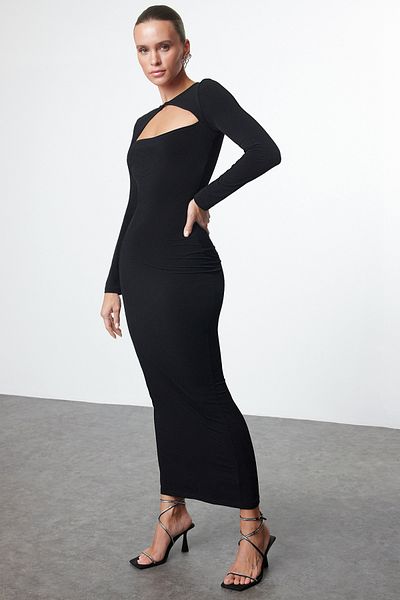 Trendyol Collection Schwarzes, ausgeschnittenes, gestricktes, stilvolles Abendkleid für die Nacht und den Abschluss