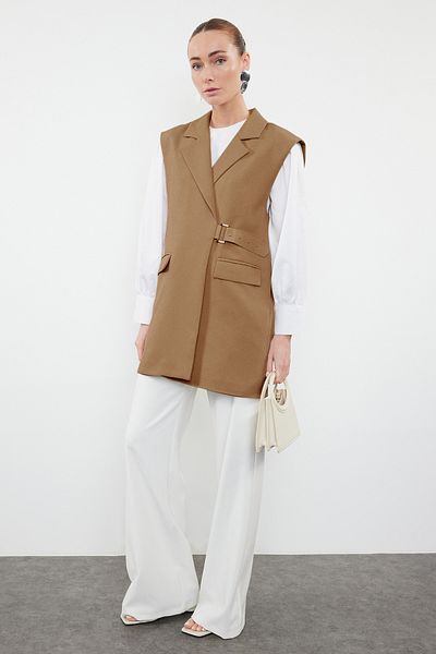 Trendyol Modest Nerzfarbene gewebte Weste mit halber Taille und Gürtelverschluss TCTAW23YL00006