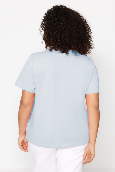 Trendyol Curve Nagy méretű kék nyakú 100% pamut kötött póló - TBBSS22TS0733