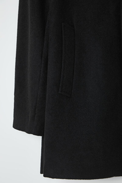 Trendyol Collection Černý zimní kabát značky Stamp se skrytými knoflíky ve stojáčkovém límci - Regular Fit Tmnaw25Kb00012