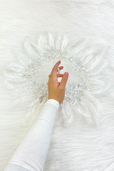 ZEYMERADE منديل زفاف أبيض لكبار الشخصيات، مزين باللؤلؤ والريش والخرز الفاخر م...