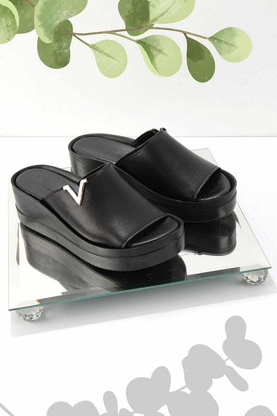 Bambi Black Leather Women's Slippers K 04331141103