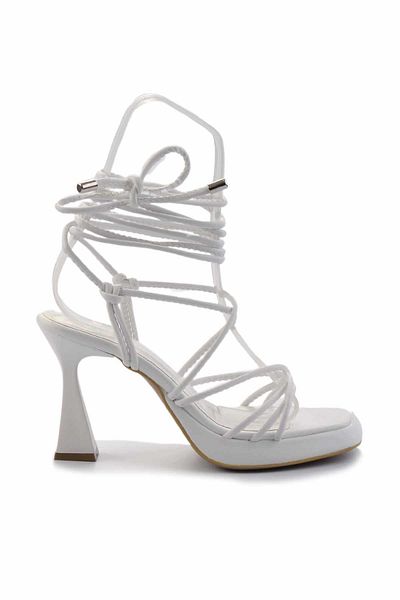 Bambi Klasyczne białe damskie buty na obcasie - K05215164509