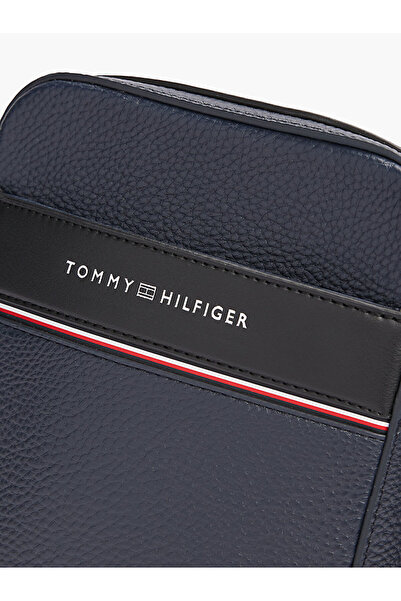 Tommy Hilfiger Erkek Fermuar Kapamalı Ayarlanabilir Omuz Askılı Ön Cep Bölmeli Deri Lacivert Omuz Çantası AM0AM1330