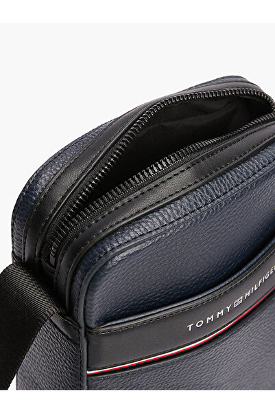 Tommy Hilfiger Erkek Fermuar Kapamalı Ayarlanabilir Omuz Askılı Ön Cep Bölmeli Deri Lacivert Omuz Çantası AM0AM1330