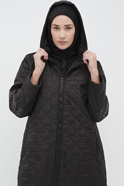 Tuğba Kollar Nakışlı Kapitone Kaban - Siyah