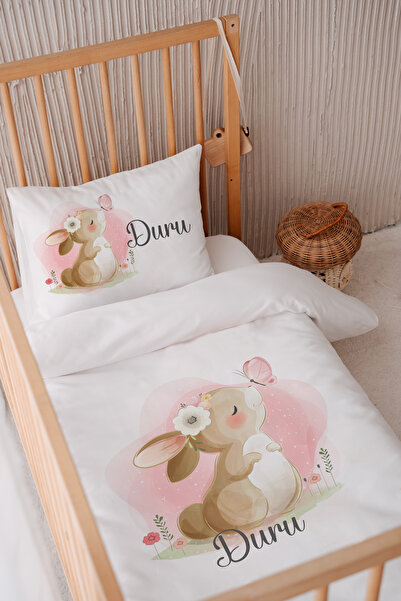 Lilabio %100 Pamuk Saten Isme Özel Isimli 100x150 Bebek Yatak Nevresim Seti Burnunda Kelebek Olan Tavşan