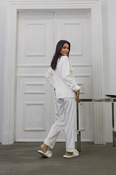 Gizotti GİZOTTİ BEYAZ GOFRAJLI KALP NAKIŞLI UZUN KADİFE PİJAMA TAKIMI