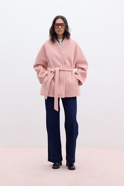 Manuka Stamp Coat - styl kimono i kolor pudrowy
