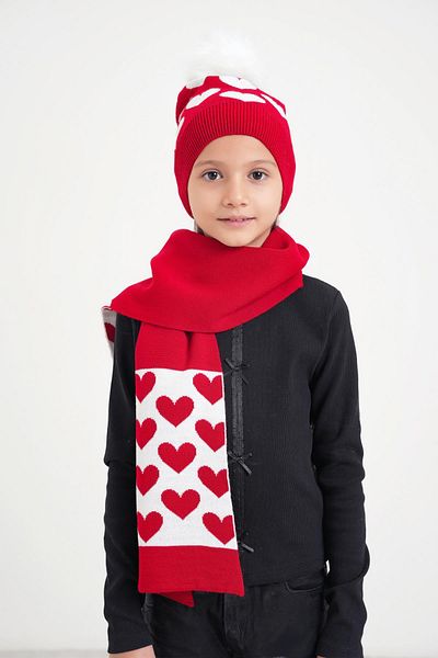 CHUBA طقم قبعة صغيرة للأطفال باللون الأحمر من عمر 7 إلى 12 عامًا - وشاح منقوش على شكل قلب وبوم بوم