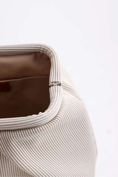 HEYBE'S Women's Cream Pleated Clutch Handbag