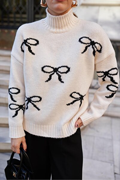 Askı Nişantaşı Krem Dik Yaka Fiyonk Desenli Triko