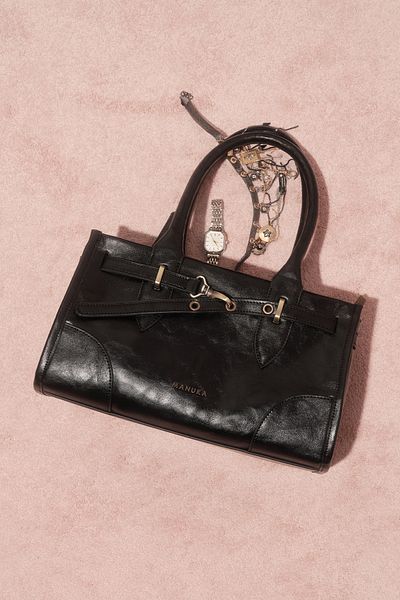 Manuka GRACE Schwarze Ledertasche – mit Gürtel