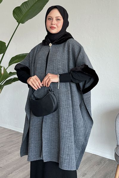 InStyle Ανθρακί πόντσο με λεπτομέρεια από γούνα και καρφίτσα
