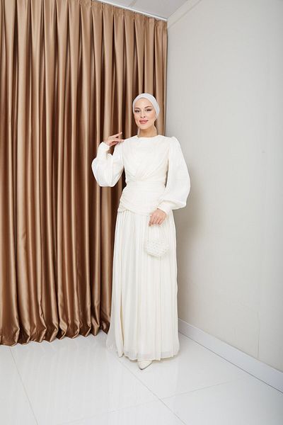 Olcay Hijab-Abendkleid aus Kristall-Chiffon mit Volant- und Faltenbesatz, EKRU 1230