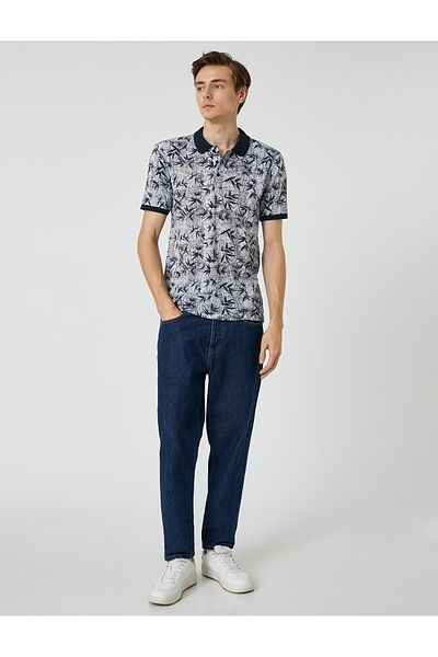 Koton Polo-Hals-T-Shirt mit Knopfdetail und Blattdruck