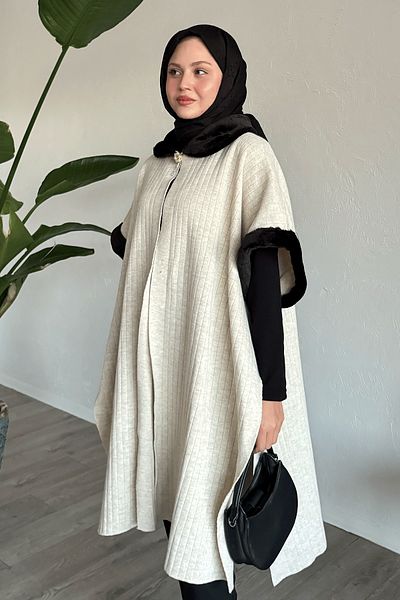 InStyle Poncho crem cu blană și detaliu broșă