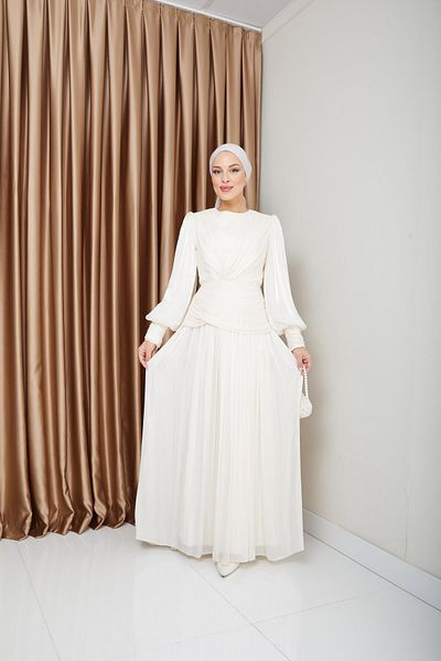 Olcay Hijab-Abendkleid aus Kristall-Chiffon mit Volant- und Faltenbesatz, EKRU 1230
