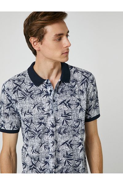 Koton Polo-Hals-T-Shirt mit Knopfdetail und Blattdruck