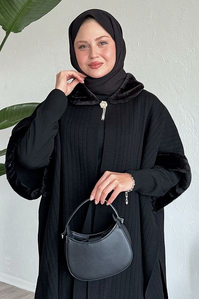 InStyle Μαύρο Poncho με λεπτομέρεια από γούνα και καρφίτσα