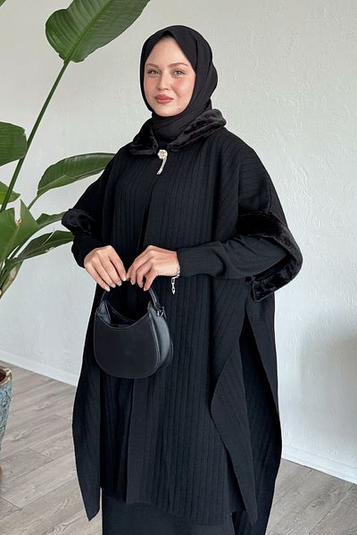 InStyle Μαύρο Poncho με λεπτομέρεια από γούνα και καρφίτσα