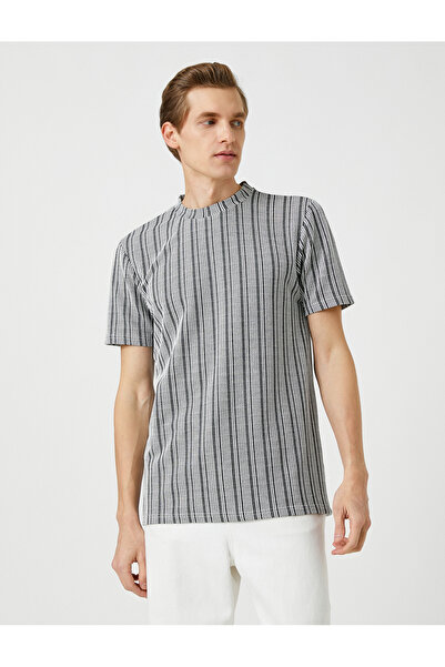 Koton Μπλουζάκι με λαιμόκοψη με κοντό μανίκι με λεπτή εφαρμογή