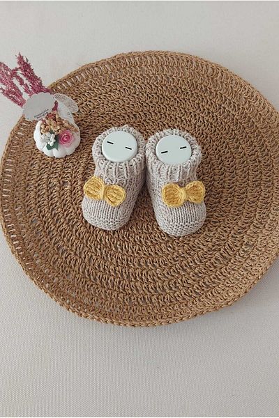 BEGİN Beige Baby Slippers - Newborn Acrylic Wool, Hand Knitted, Yellow Bow, 0-12 Months Gift Booties