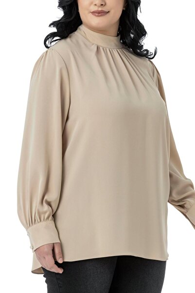 DISENTIS MODEST بلوزة ذات ياقة كبيرة الحجم وأزرار خلفية وياقة واقفة باللون البيج