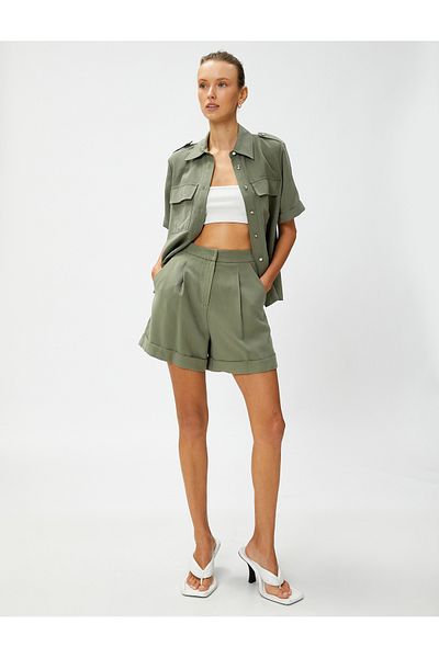 Koton Seidig strukturierte Shorts mit Faltendetail