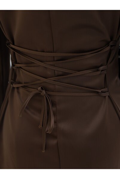 Modamorfo Φόρεμα με κορδόνια στην πλάτη και λεπτομέρεια αλυσίδας στο μανίκι - Καφέ