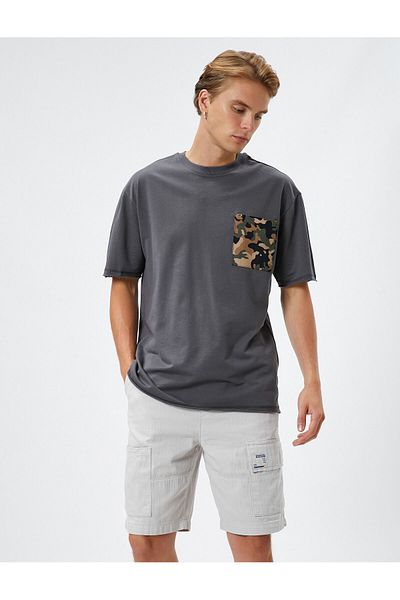 Koton Übergroßes T-Shirt aus Baumwolle mit kurzen Ärmeln, Rundhalsausschnitt und Taschendetails