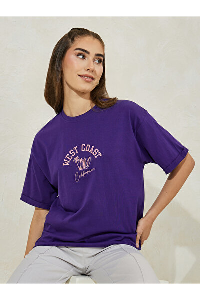 Styli تي شيرت كبير الحجم بأكمام مطوية ومطرز من الساحل الغربي