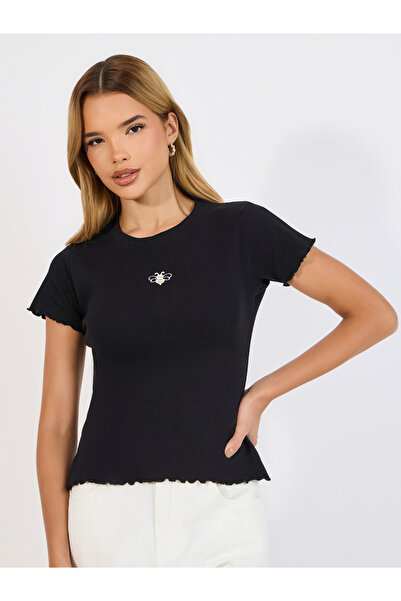 Styli تي شيرت ملائم ومطرز بنقشة النحلة المضلعة