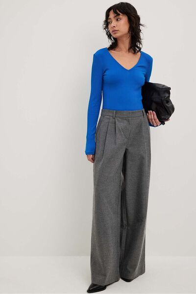 Rooted تي شيرت نسائي أساسي بأكمام طويلة ورقبة على شكل حرف V، بلوزة من القماش